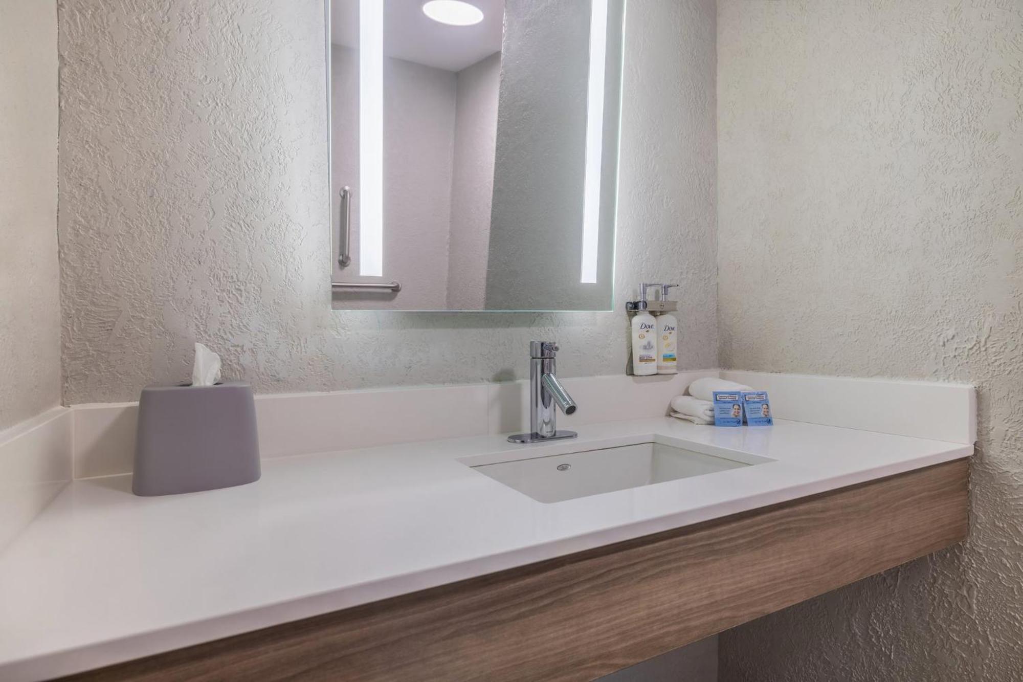 Holiday Inn Express & Suites Kansas City Airport By Ihg Εξωτερικό φωτογραφία